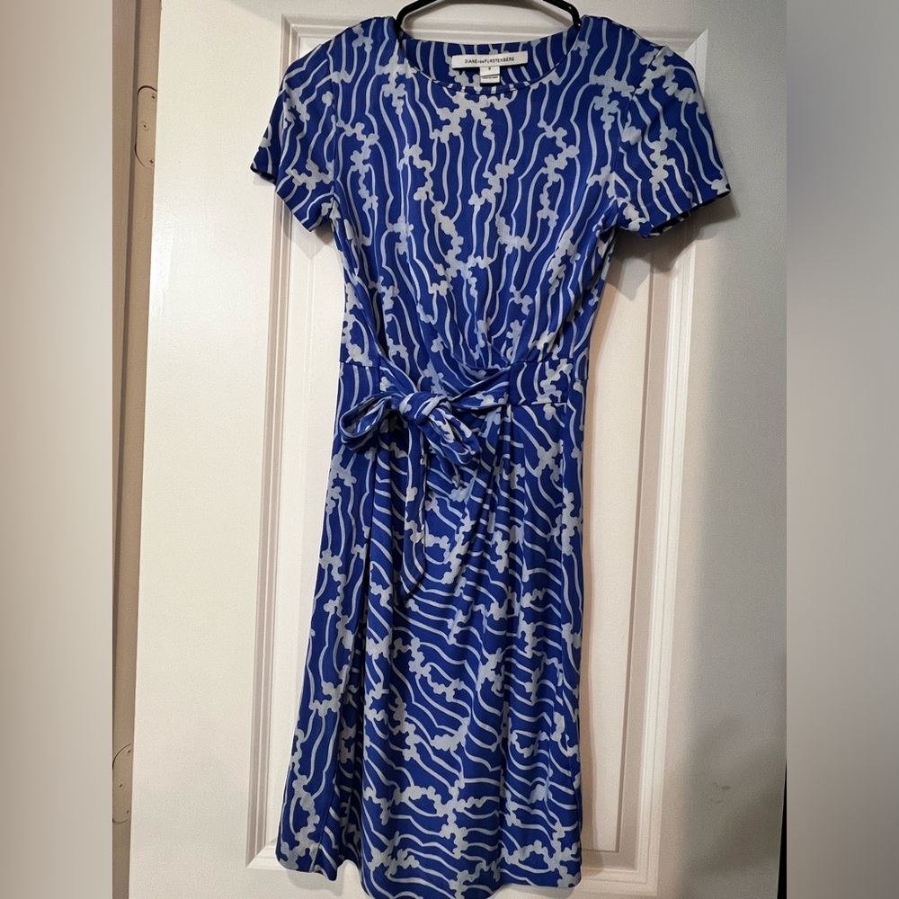 Diane von Furstenberg (DVF) Size 0 Blue And White Wrap Dress